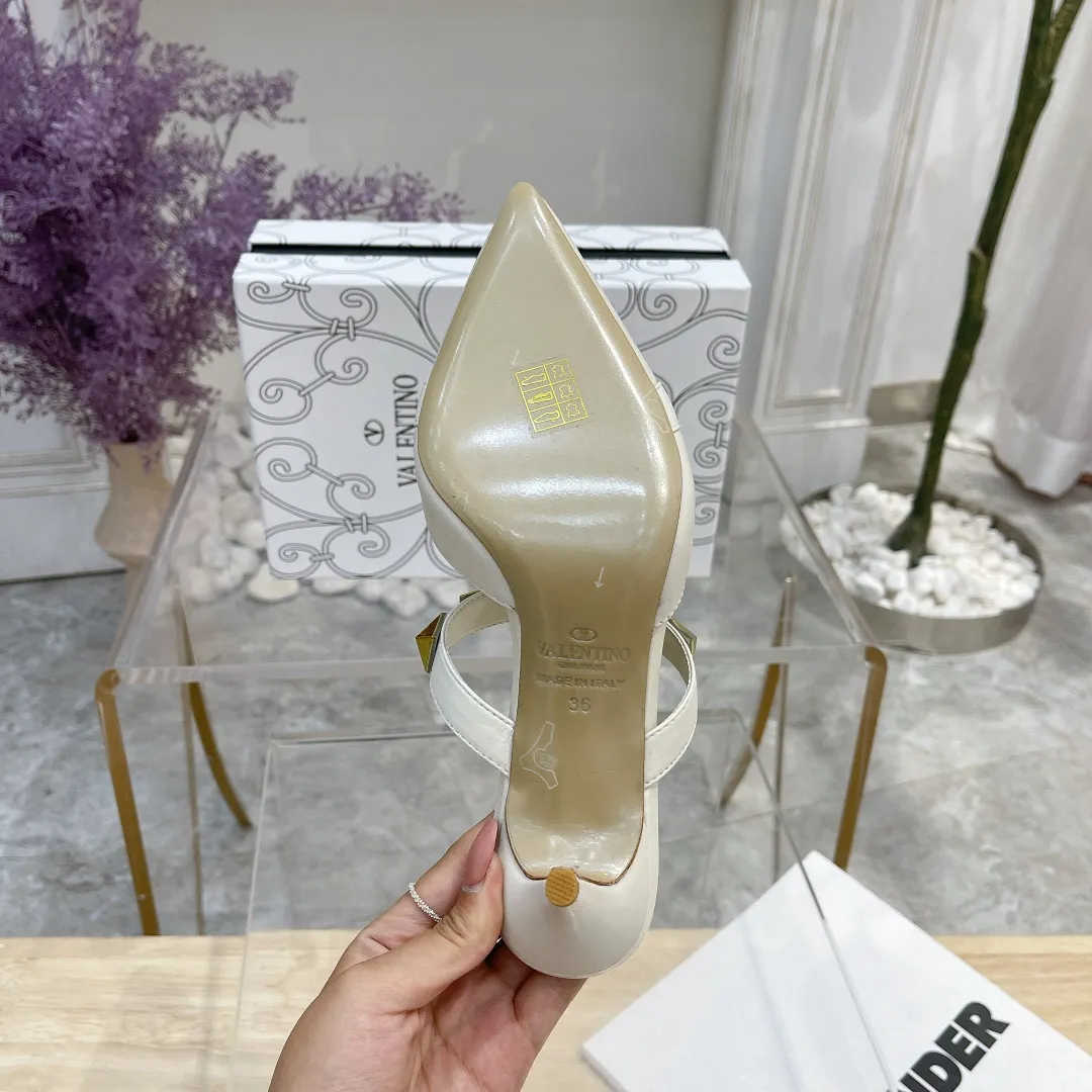 👟👟Ex-factory price 380👟👟 Genuine leather sole +40 Valentino Valentino spring and summer new rivet shoes are new☑️ —————————————— The latest golden big rivet elements are full of high-end sense! Extremely fashionable Heel height: 6.5cm Upper: Matt sheepskin Lining: Sheepskin lining Outsole: Italian genuine leather outsole, rubber sole optional Color: Two styles and 8 colors available Code number: 34-41 (34 and 42 are customized and non-returnable) Rubber sole: Genuine leather sole +40